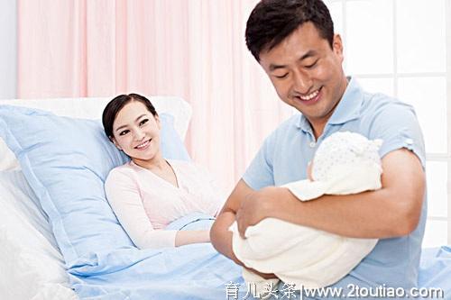 女性产后坐月子，这两个人一起照顾更好，不是婆婆也不是妈妈