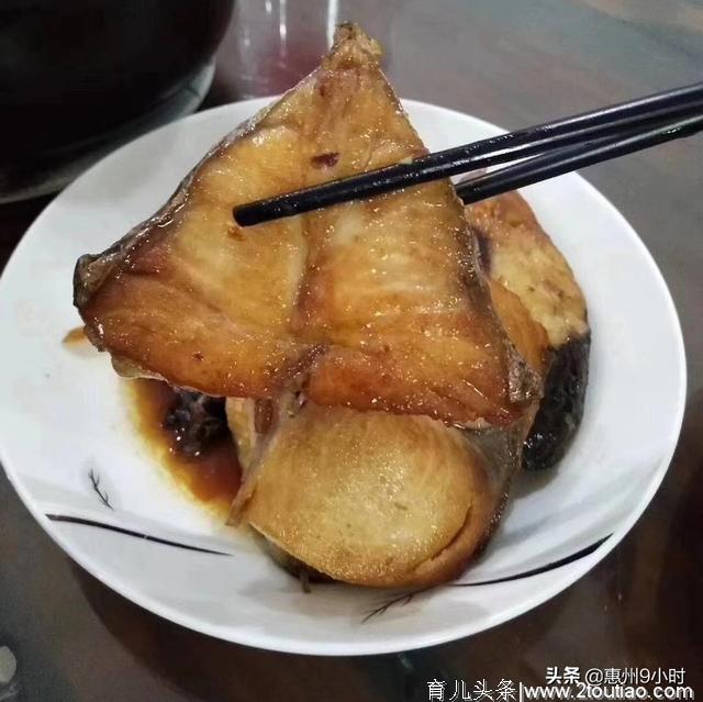 它肉质紧实味美，营养价值高，多余的刺，非常适合老人和小孩食用