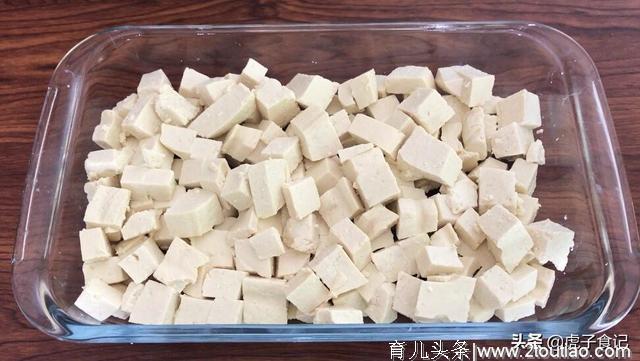 豆腐这样做太好吃了，不用煮，不用炖，口感鲜嫩，上桌小孩盯着抢