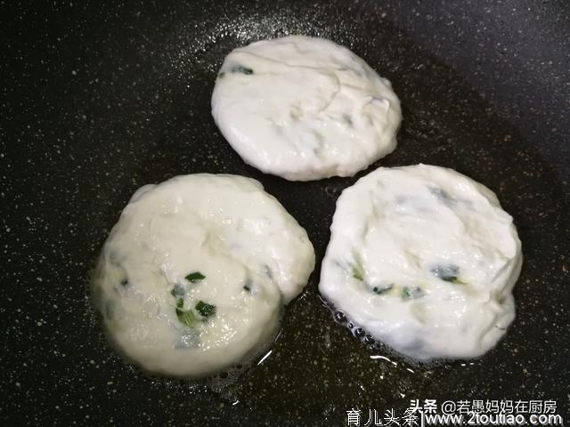 葱油饼新吃法，不用揉面，不用烫面，外酥里嫩，放凉了也不会硬