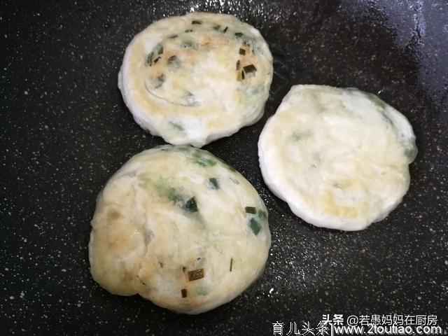 葱油饼新吃法，不用揉面，不用烫面，外酥里嫩，放凉了也不会硬