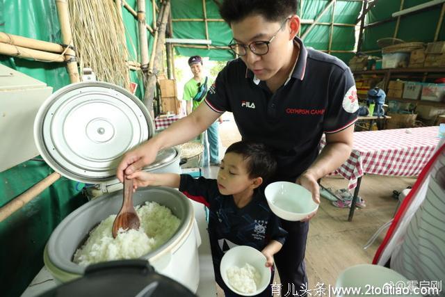 霍启刚郭晶晶夫妇带儿子下地插秧，百万人参与的教育热议背后