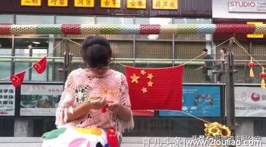 90后妈妈产后抑郁，她给整条街的栏杆织上“毛衣”，太可爱了！