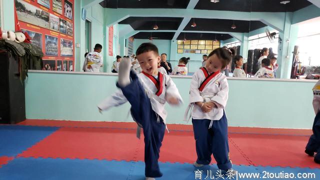 安顺跆拳道学校：师幼互动，提高幼儿模仿能力