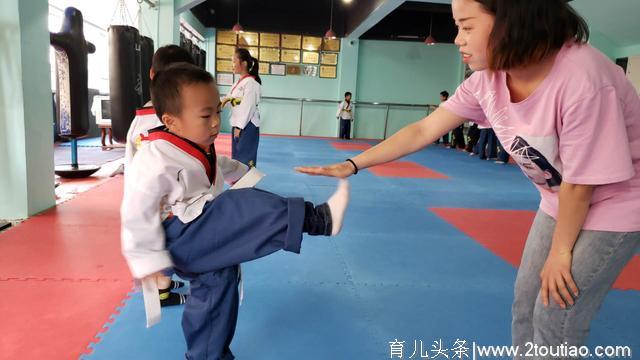 安顺跆拳道学校：师幼互动，提高幼儿模仿能力