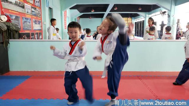 安顺跆拳道学校：师幼互动，提高幼儿模仿能力