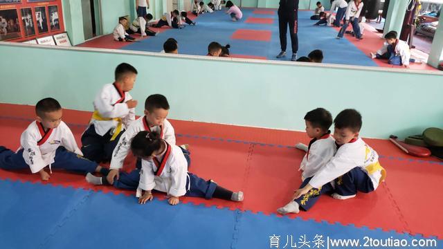 安顺跆拳道学校：师幼互动，提高幼儿模仿能力