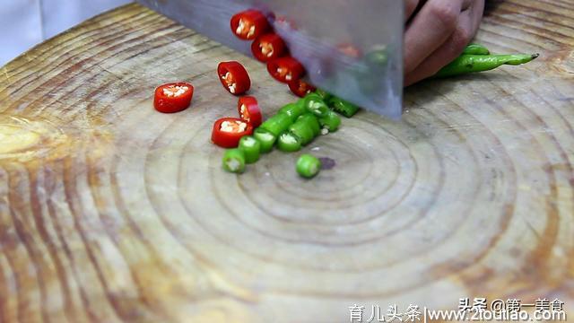 鸡腿这样做吃起来是真解馋，秘制一大盘不够吃，看着都想吃