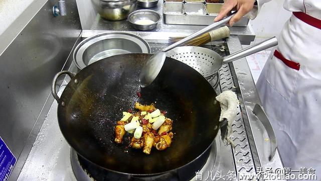 鸡腿这样做吃起来是真解馋，秘制一大盘不够吃，看着都想吃