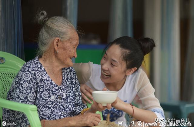 孕妇八个月羊水破了，可婆婆不让剖腹产，原来是因为舍不得花钱！