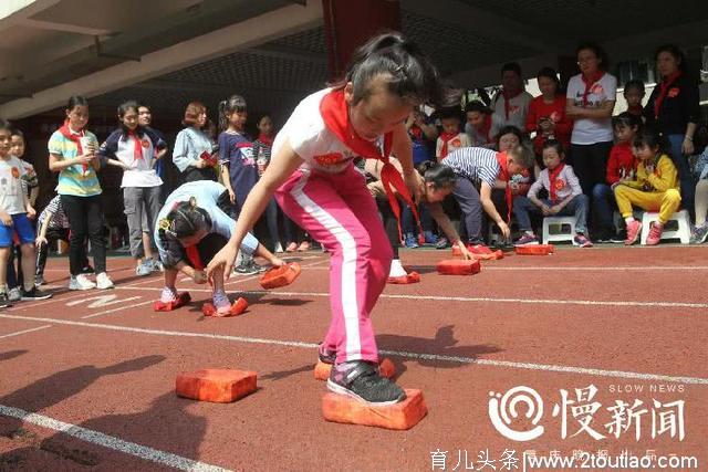 两人三足、滚铁环……还记得这些儿时的运动项目吗？这场亲子运动会带你体验