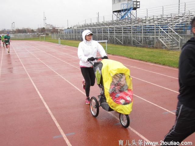 宝妈胖到在试衣间痛哭，每天带娃跑步1小时，减肥成女神仅8个月