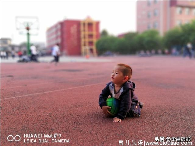 体育场上幼儿也卖萌