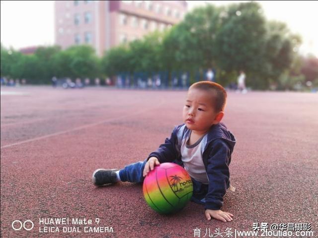 体育场上幼儿也卖萌