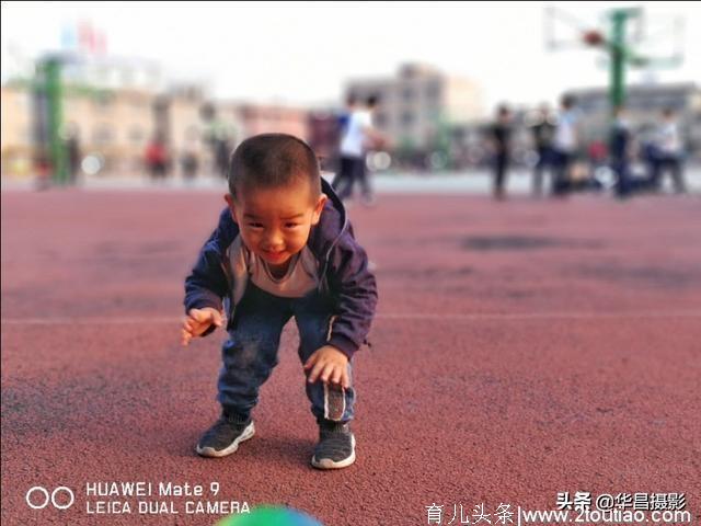 体育场上幼儿也卖萌