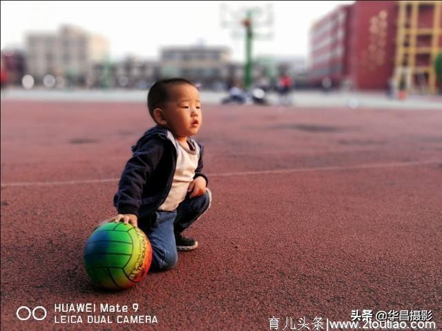 体育场上幼儿也卖萌