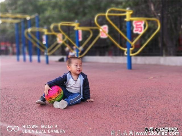 体育场上幼儿也卖萌