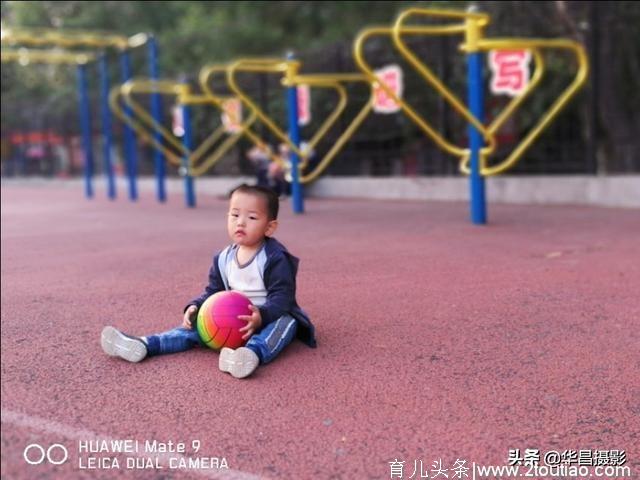 体育场上幼儿也卖萌