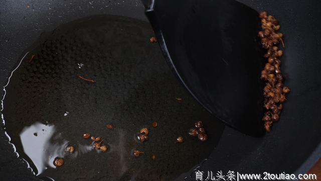 胡萝卜营养丰富，这种做法，能最大保留胡萝卜的营养成分，试试吧