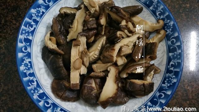 爱吃鸡肉的要收藏，简单一做，鸡肉嫩滑，原汁原味，一顿1只鸡！