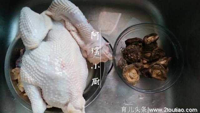 爱吃鸡肉的要收藏，简单一做，鸡肉嫩滑，原汁原味，一顿1只鸡！