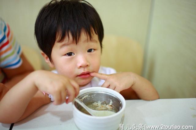 儿科医生告诉你：乱喂辅食危害大，3种做法要远离，还有宝妈不懂