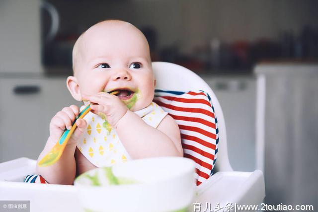 什么时间给宝宝添加辅食？不看月份看表现，过早过晚都不好