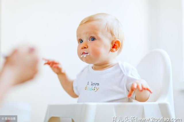 什么时间给宝宝添加辅食？不看月份看表现，过早过晚都不好