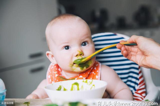 什么时间给宝宝添加辅食？不看月份看表现，过早过晚都不好