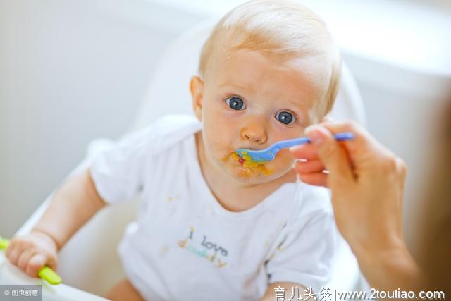 什么时间给宝宝添加辅食？不看月份看表现，过早过晚都不好