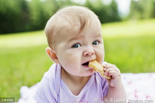 什么时间给宝宝添加辅食？不看月份看表现，过早过晚都不好