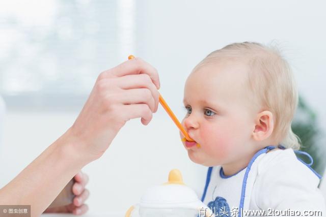 什么时间给宝宝添加辅食？不看月份看表现，过早过晚都不好