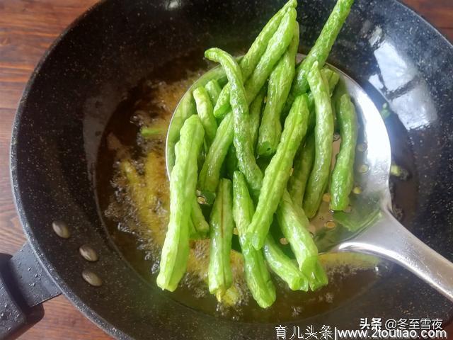 家常豆角烧茄子虽然是素菜，味道比放肉还香，教你怎样做不油不腻