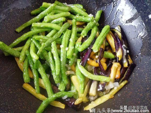 家常豆角烧茄子虽然是素菜，味道比放肉还香，教你怎样做不油不腻