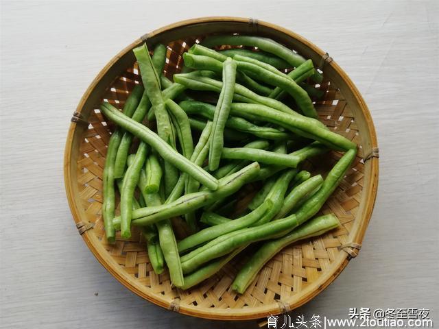 家常豆角烧茄子虽然是素菜，味道比放肉还香，教你怎样做不油不腻