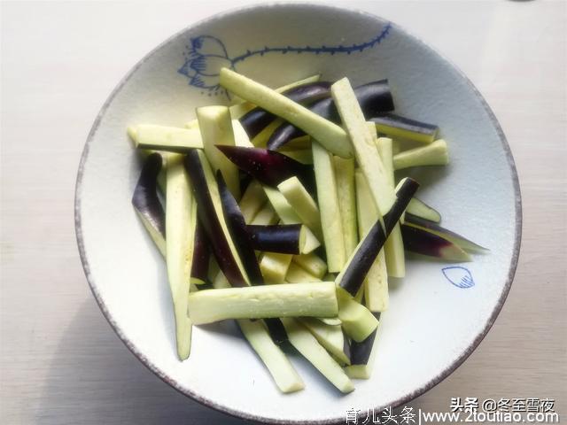 家常豆角烧茄子虽然是素菜，味道比放肉还香，教你怎样做不油不腻