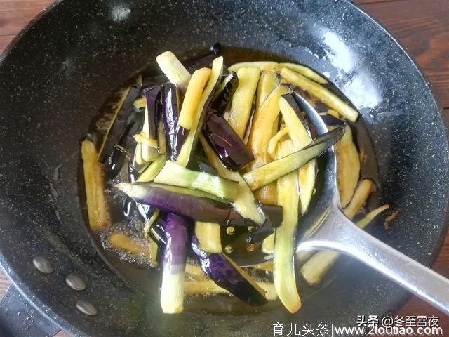 家常豆角烧茄子虽然是素菜，味道比放肉还香，教你怎样做不油不腻