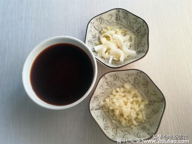 家常豆角烧茄子虽然是素菜，味道比放肉还香，教你怎样做不油不腻