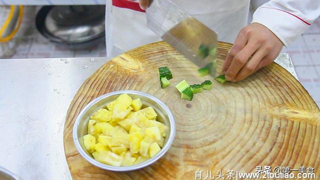 厨师长教你做菠萝咕咾肉，过程详细易懂，看一次就能操作