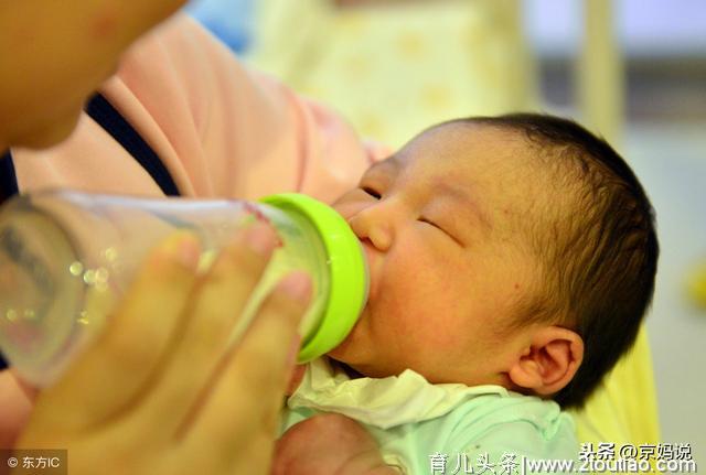 宝宝干呕、大口吐奶还哭闹咋回事，可能是这些原因，附应对方法