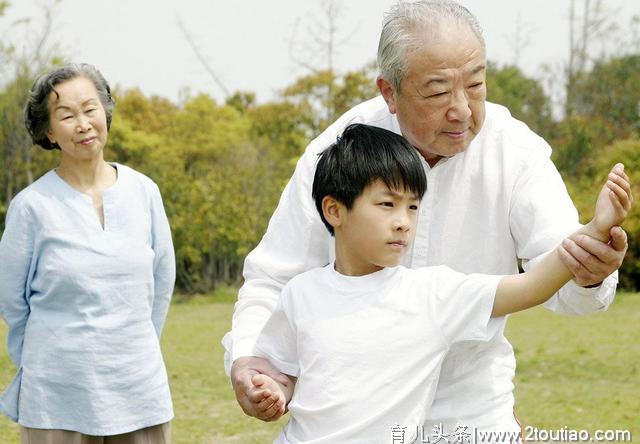 姥姥帮忙带孩子很“受伤”，二胎没人带，妈妈很无奈！