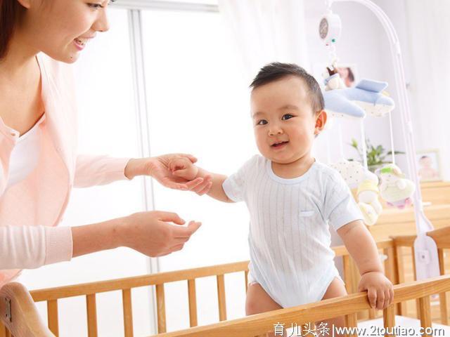 1岁宝宝如果不会这4件事，家长要注意，孩子很可能是发育迟缓