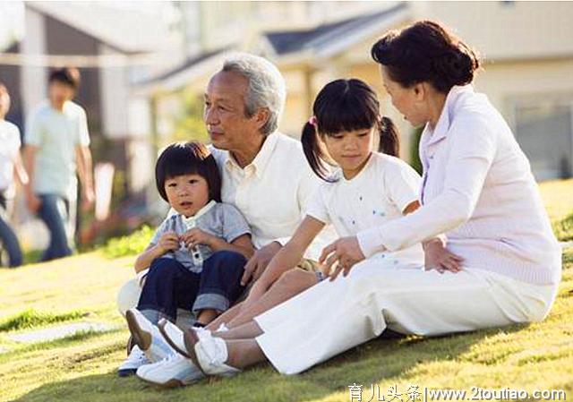 老人不给带孩子，理由是“指望不上”！真实现状让人很辛酸