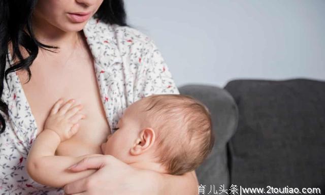 母乳喂养的益处无可替代，选择配方奶喂养的妈妈也需要尊重