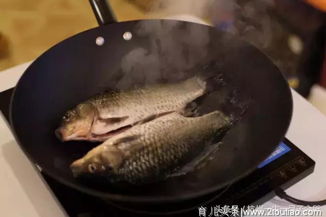 「月子膳食和营养」｜月子产妇必备——鲫鱼汤