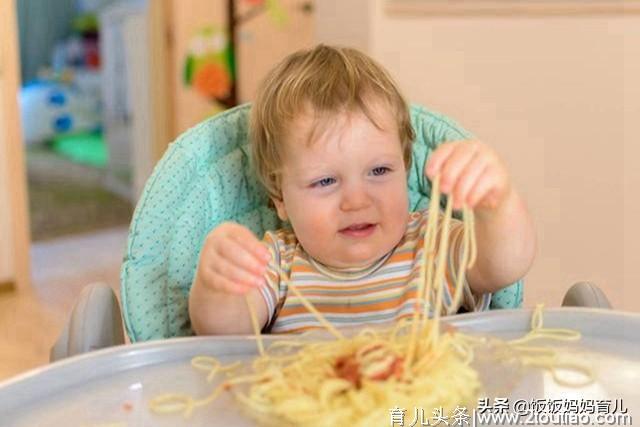 孩子说话晚，家长别担心，4招加1种零食，帮助宝宝早开“金口”