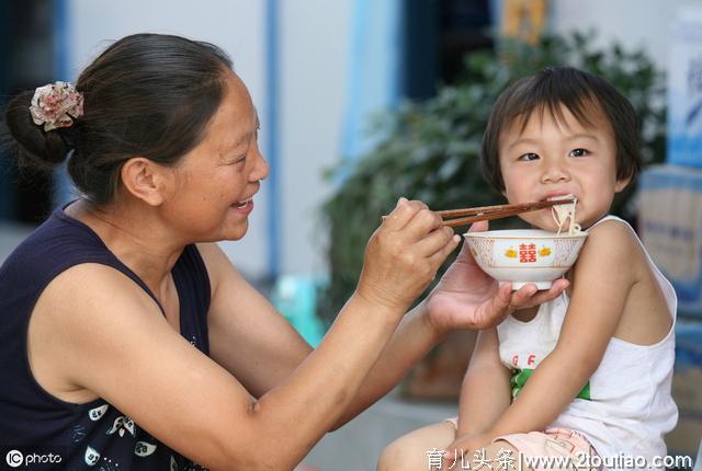 孩子突然不爱吃东西，除了身体不舒服，这4种表现预示孩子长大了