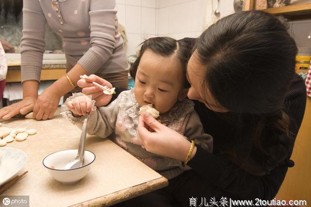 孩子突然不爱吃东西，除了身体不舒服，这4种表现预示孩子长大了