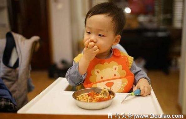 忠告家长：孩子不到2岁，4种辅食别碰，容易积食还不长个！