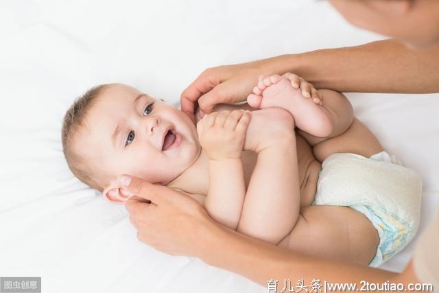 母乳喂养孩子吃饱没？主要看尿量，教你从四方面看尿液识宝宝健康